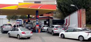 La afluencia de conductores se dio luego del mediod&iacute;a en los surtidores   de combustible de Cuenca. Algunos de ellos se quedaron sin gasolina.