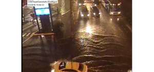 La avenida Hermano Miguel, en el norte de Guayaquil, qued&oacute; parcialmente anegada por el aguacero.