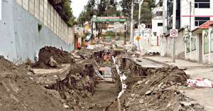Personal municipal ejecuta los trabajos a lo largo de la V&iacute;a Ecol&oacute;gica, cuyos alrededores son intervenidos con ampliaciones del servicio de alcantarillado.