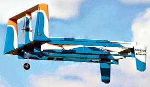 El drone, azul y con el logo de Amazon Prime Air est&aacute; equipado con un sistema que reconoce y evita objetos en el aire y en la tierra. Captura de Youtube