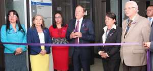 La Fiscal General del Estado (S), Ruth Palacios, junto con autoridades y representantes de instituciones del Estado y organizaciones de la sociedad, realizan recorrido por las nuevas instalaciones de atenci&oacute;n a casos de violencia de g&eacute;nero, en el edificio de flagrancia, en Quito.