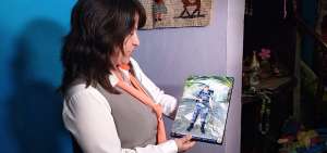 Carmen Molina, madre de la cadete cuencana que salv&oacute; su vida en el atentado de Bogot&aacute;, muestra una fotograf&iacute;a de su hija uniformada.  
