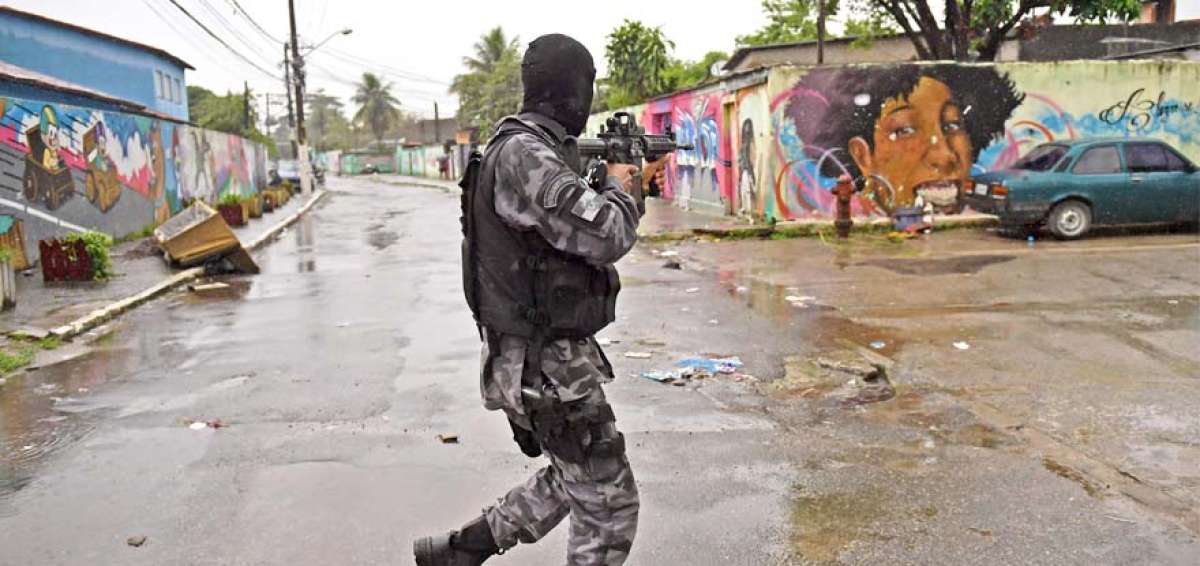 Soldados armados recorren las calles de la favela Vila Kennedy, en R&iacute;o de Janeiro, Brasil. Los habitantes miran con temor a los uniformados.