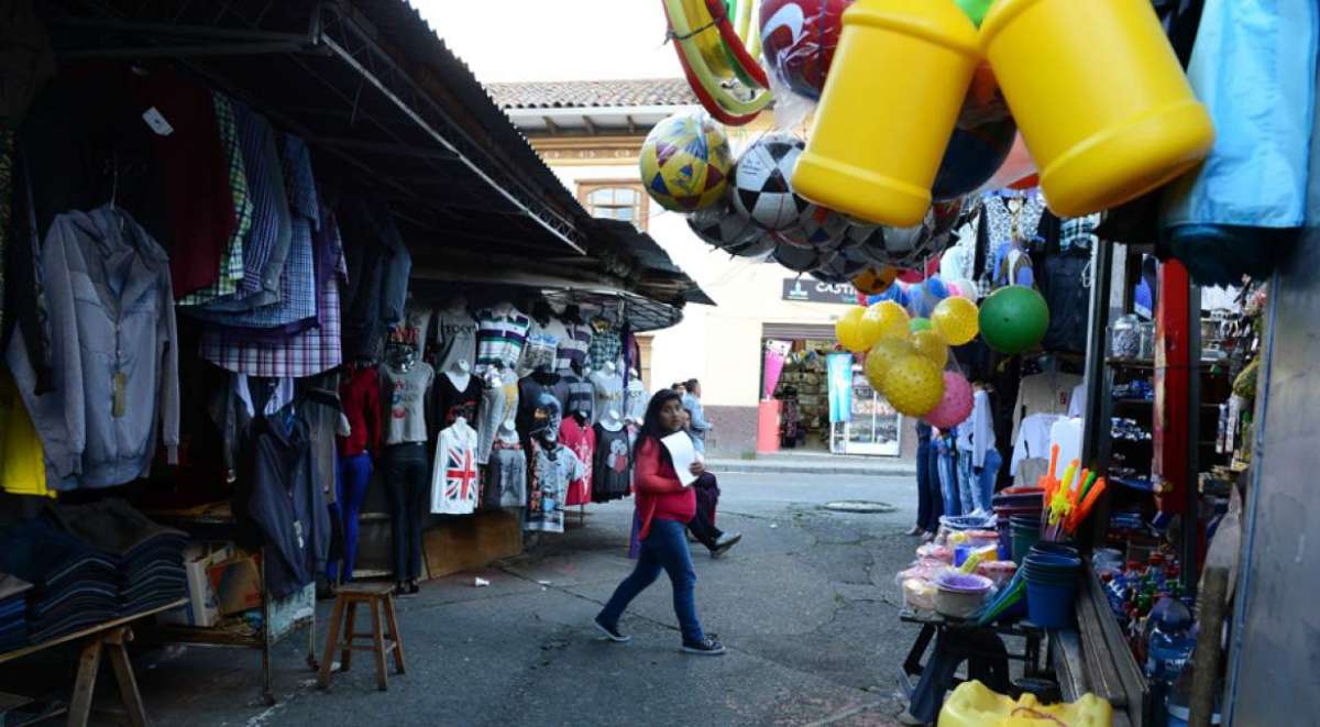 La Universidad de Cuenca, d&iacute;as atr&aacute;s present&oacute; el anteproyecto de readecuaci&oacute;n de la plaza a los representantes de los comerciantes e industriales.