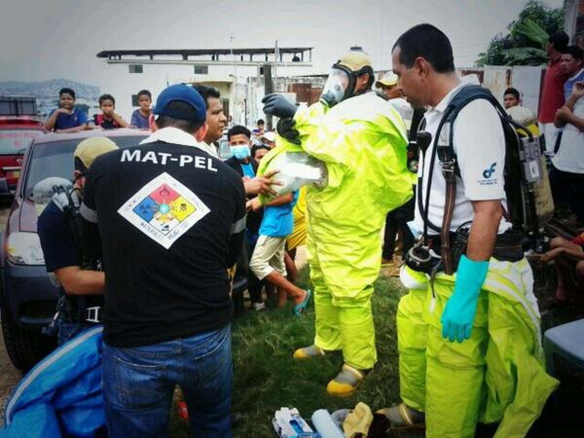 El Cuerpo de Bomberos de Guayaquil est&aacute; presente en el lugar para atender la emergencia. Foto: Karla Naranjo / El Tel&eacute;grafo