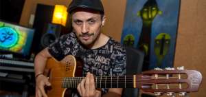 El cantautor, originario de Ambato, en el interior de su estudio en Quito, desde donde produce sus canciones y trabajos relacionados con la m&uacute;sica.