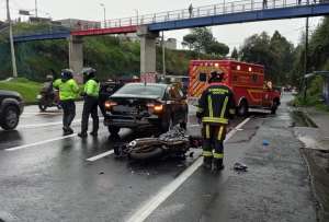 Equipos de emergencia atienden a un herido tras un choque en la avenida Sim&oacute;n Bol&iacute;var.