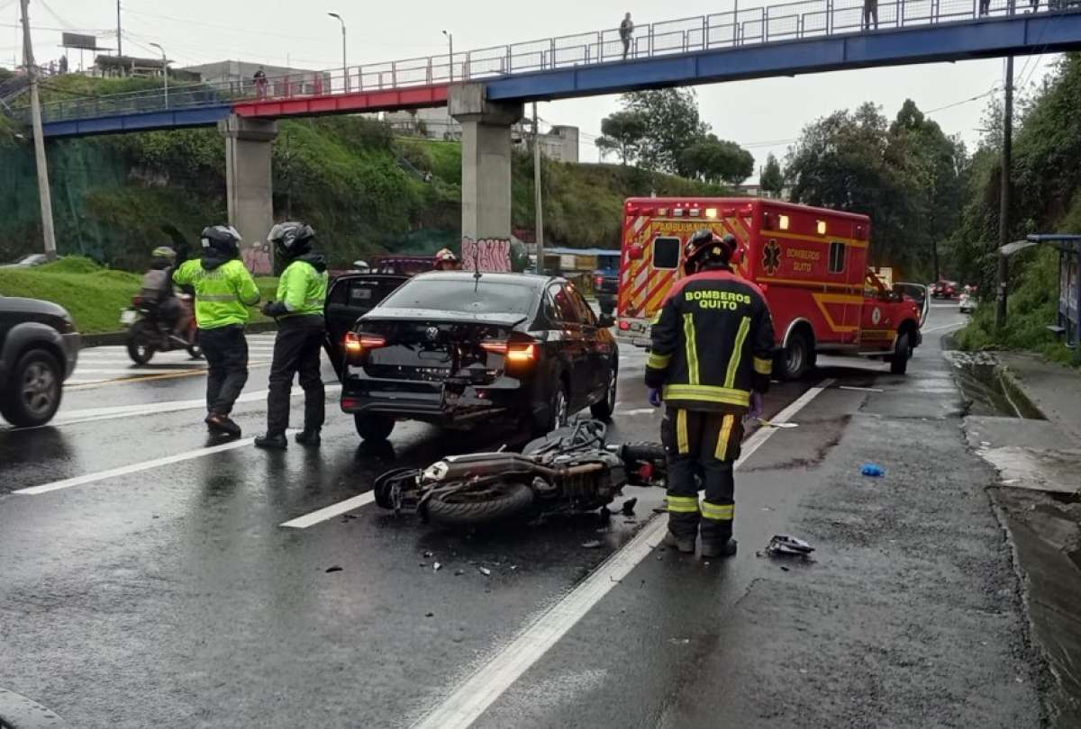 Equipos de emergencia atienden a un herido tras un choque en la avenida Sim&oacute;n Bol&iacute;var.