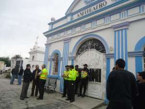 Los cuerpos fueron trasladados desde Huigra hasta el Anfiteatro de Riobamba. Foto: Elizabeth Maggi / El Tel&eacute;grafo 