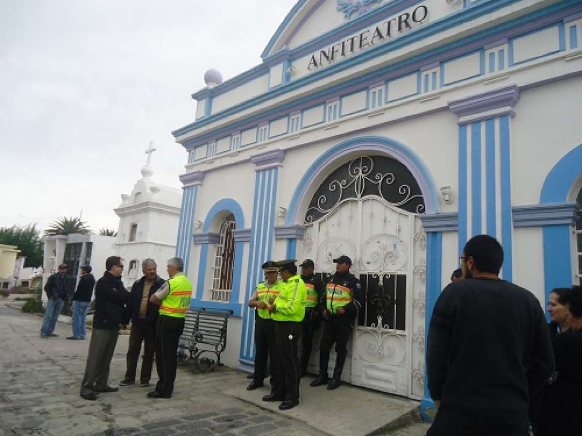 Los cuerpos fueron trasladados desde Huigra hasta el Anfiteatro de Riobamba. Foto: Elizabeth Maggi / El Tel&eacute;grafo 