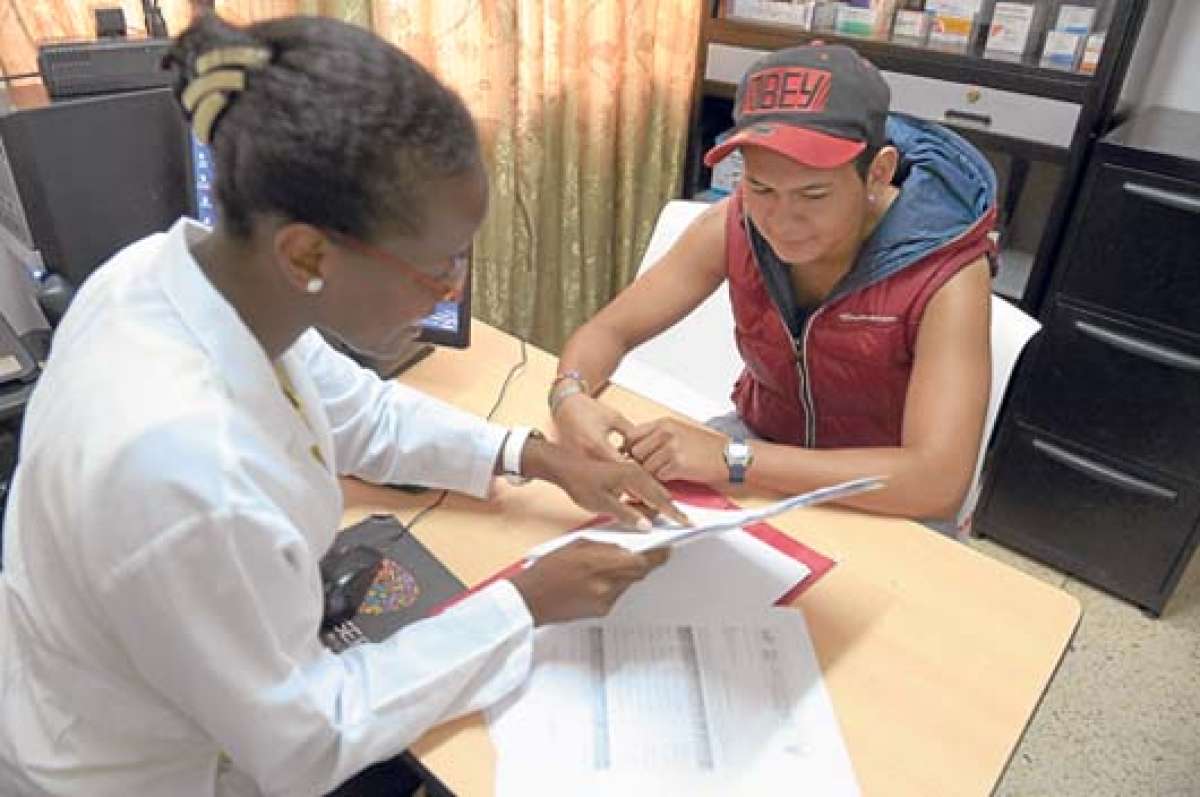 El transmasculino Nicol&aacute;s Guam&aacute;n acudi&oacute; por primera vez a una cita ginecol&oacute;gica. La obstetriz Rebeca Medina le explica la importancia de los chequeos. Foto: Eduardo Escobar / El Tel&eacute;grafo