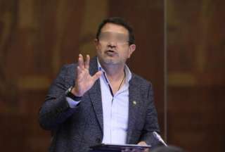 El legislador Santiago D.A. se entregó a las autoridades, en medio de una investigación por supuesta violación.