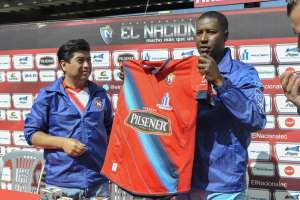 M&eacute;ndez posa con el uniforme que portar&aacute; en esta temporada. Foto: Miguel Jim&eacute;nez/ EL TEL&Eacute;GRAFO.