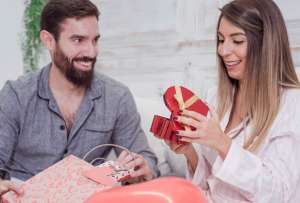 Regalos costosos y excéntricos regalaron los famosos a sus parejas por San Valentín