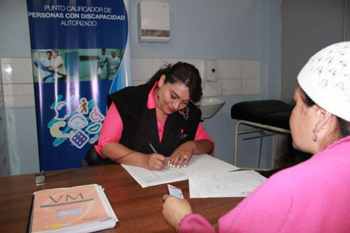 En la Direcci&oacute;n Distrital 17D04 de La Tola, ubicada en Quito, la Dra. Solanswe Cruz realiza la calificaci&oacute;n a las personas que tienen alg&uacute;n grado de discapacidad. Foto: Cortes&iacute;a: MSP