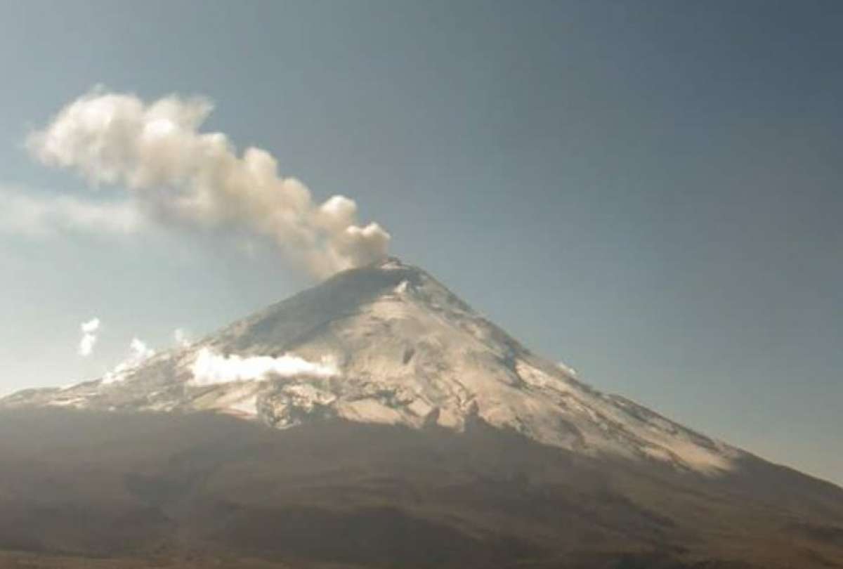 Nuevamente se observa la emisión de gases y ceniza del volcán Cotopaxi