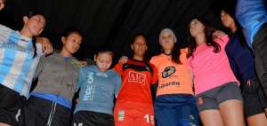 Angi Moreira (de rojo), reza junto a sus compa&ntilde;eras del club &Ntilde;a&ntilde;as por sus familiares y su ciudad natal. El deporte es por ahora su principal alternativa para conseguir una beca universitaria.