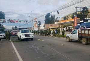 Militares despejan vías y restablecen el tránsito en Chimborazo y Bolívar