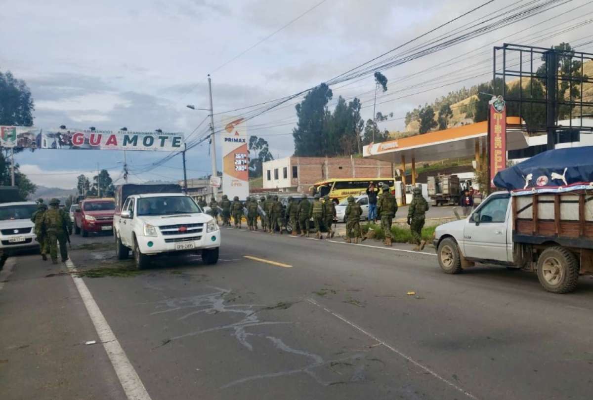 Militares despejan vías y restablecen el tránsito en Chimborazo y Bolívar