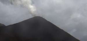 En las &uacute;ltimas horas, el coloso emiti&oacute; columnas de vapor, gases y ceniza.