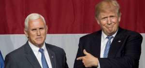 El mandatario estadounidense, Donald Trump (d), y su vicepresidente Mike Pence. 
