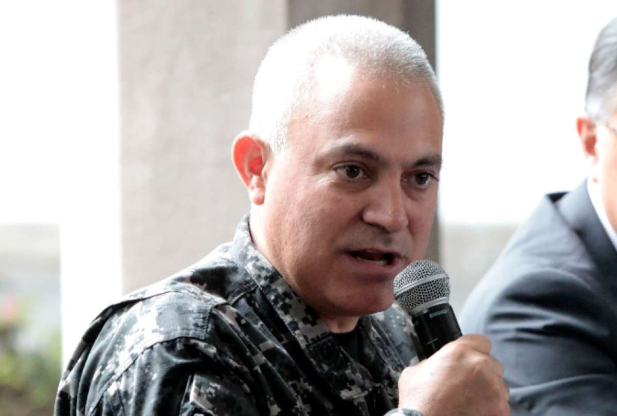 Fausto Salinas, comandante general de la Policía, también puso a disposición su cargo.