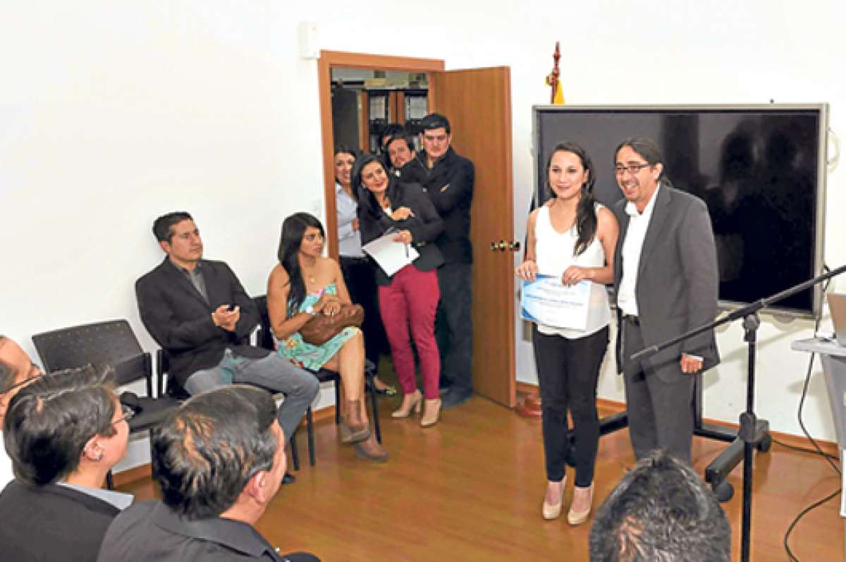 Moraima Jim&eacute;nez (centro) obtuvo la mejor calificaci&oacute;n en el examen. Es m&eacute;dica rural en el Centro de Salud de la parroquia Ricaurte, en Azuay. Foto: Jhon Guevara/ El Tel&eacute;grafo