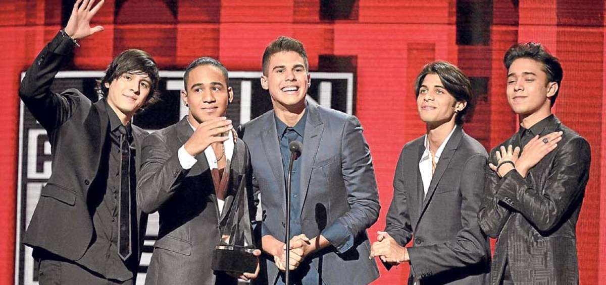 El quinteto pop CNCO, que lo integra el ecuatoriano Christopher V&eacute;lez (i), durante las premiaciones. 