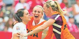 Las jugadoras inglesas Telford, Chamberlan y Duggan festejan la clasificaci&oacute;n a semifinales. Foto: AFP