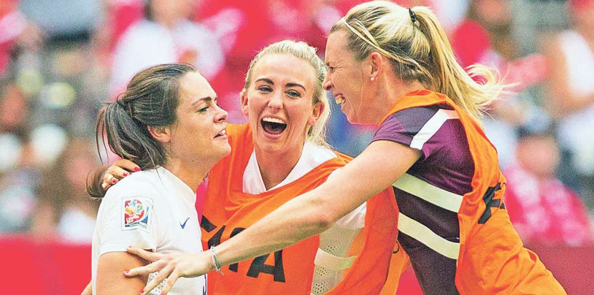 Las jugadoras inglesas Telford, Chamberlan y Duggan festejan la clasificaci&oacute;n a semifinales. Foto: AFP