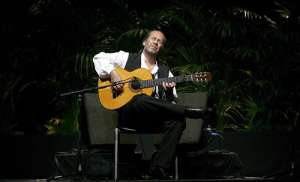 Imagen de archivo que muestra al guitarrista y compositor flamenco Paco de Luc&iacute;a durante su concierto en el Campo Pequeno de Lisboa (Portugal). Foto: EFE