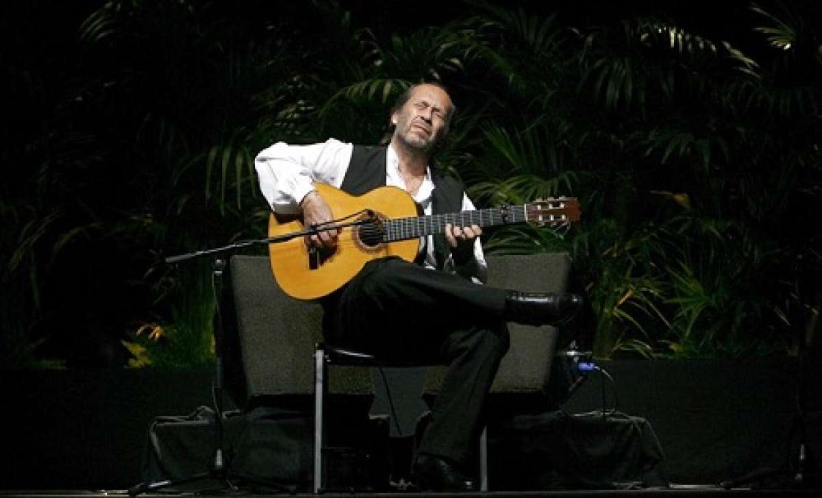 Imagen de archivo que muestra al guitarrista y compositor flamenco Paco de Luc&iacute;a durante su concierto en el Campo Pequeno de Lisboa (Portugal). Foto: EFE