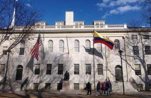 La bandera de Ecuador flamea en el campus de Harvard. 
