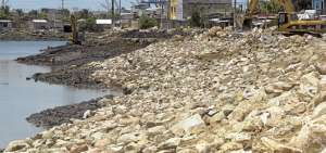 En el sector La Colmena se est&aacute;n desarrollando obras que servir&aacute;n como cinturones de seguridad para evitar la contaminaci&oacute;n en el brazo de mar. La gesti&oacute;n comenz&oacute; el mes pasado. Fotos: Jos&eacute; Mor&aacute;n / El Tel&eacute;grafo