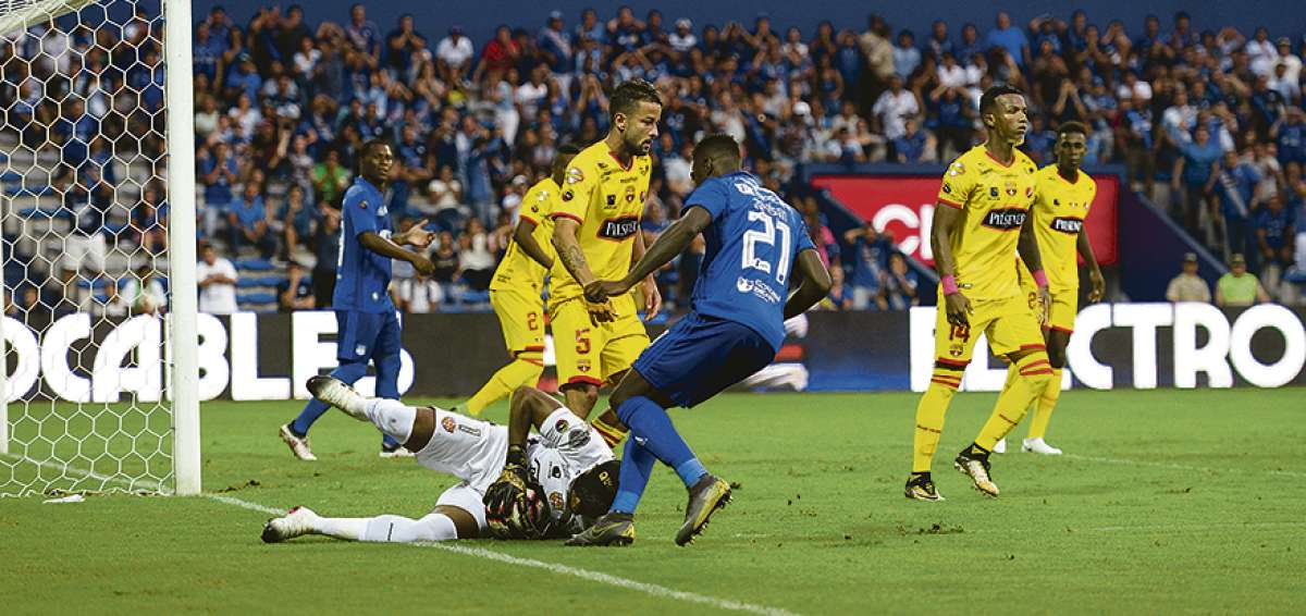 El delantero de Barcelona &Aacute;ngelo Qui&ntilde;&oacute;nez (arriba a la derecha) y el volante Richard Calder&oacute;n (arriba a la izquierda) disputan el bal&oacute;n con el volante de Emelec Wilmer Godoy (de azul en el centro).