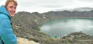 Cuando la luz solar ilumina el espejo de la laguna, este toma una coloraci&oacute;n verdosa y azulada, aquella tonalidad que encanta a los visitantes.