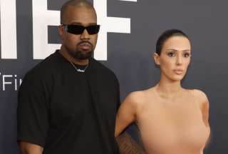 Kanye West y la modelo Bianca Censori, en la polémica presentación en la alfombra roja de los Grammy.