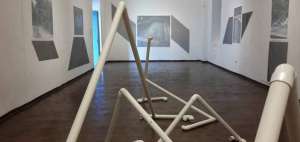Obra del artista canadiense Patrick Mahon, quien expone junto a Gautan Garoo y GuXionj. 