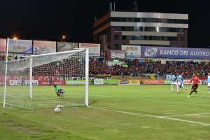 &lsquo;Chucho&rsquo; Bola&ntilde;os puso el &uacute;nico gol por medio de tiro penal. Con este tanto el equipo &lsquo;morlaco&rsquo; permanecer&aacute; en la primera divisi&oacute;n del Campeonato Nacional. Foto: Fernando Machado/ El Telegrafo 