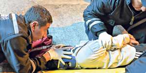 Las llamadas reales salvan vidas. En este caso los bomberos asisten a un motociclista en la avenida Los Shyris. Fotos: Roberto Ch&aacute;vez / El Tel&eacute;grafo