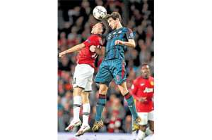 El volante del Manchester United Ryan Giggs (izq.) y Javi Garc&iacute;a (der.) pelean el bal&oacute;n en el aire durante el duelo que termin&oacute; empatado. Foto: EFE