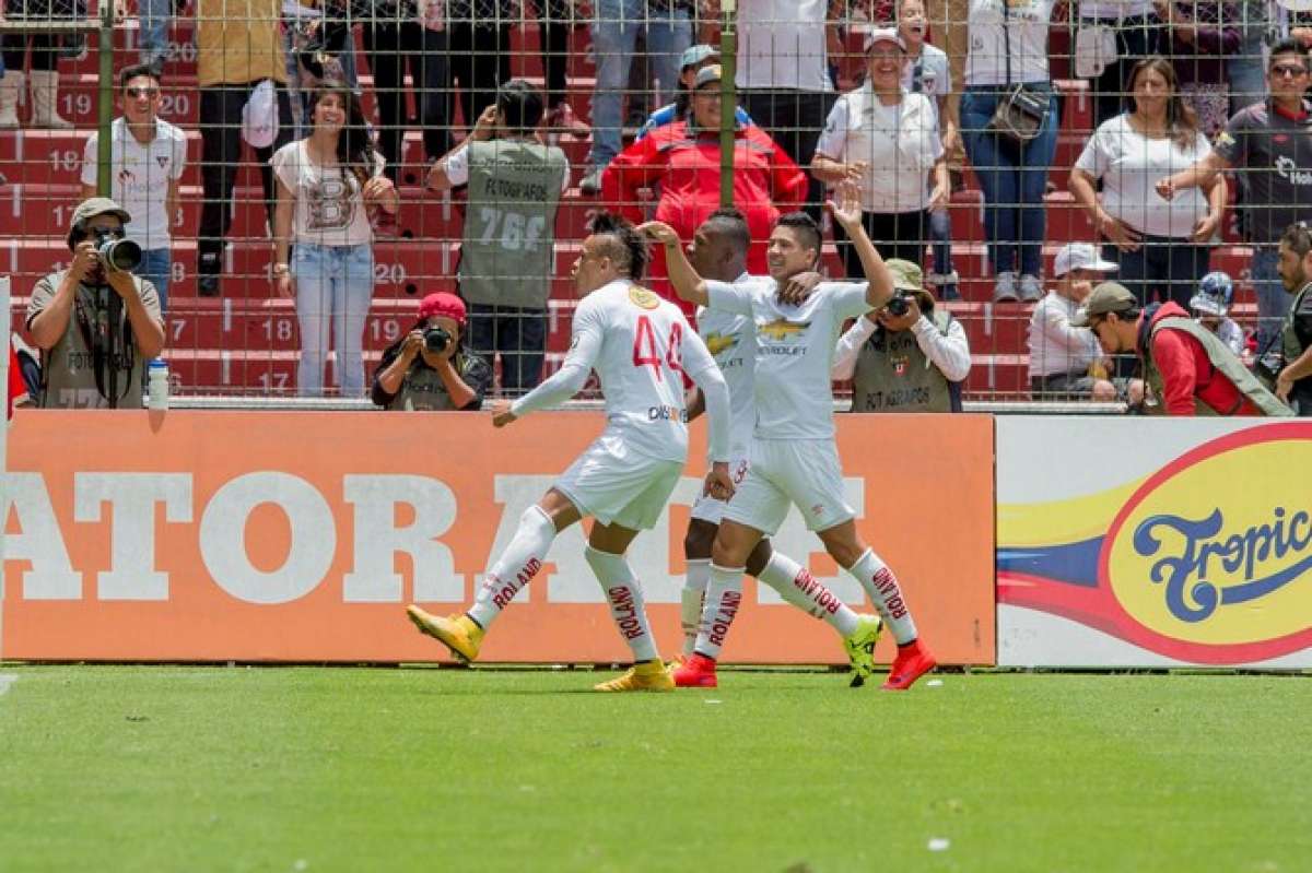 Diego Morales y Jonathan Alvez festejan el primer tanto ante Barcelona. Foto: Fernando Sandoval / EL TEL&Eacute;GRAFO