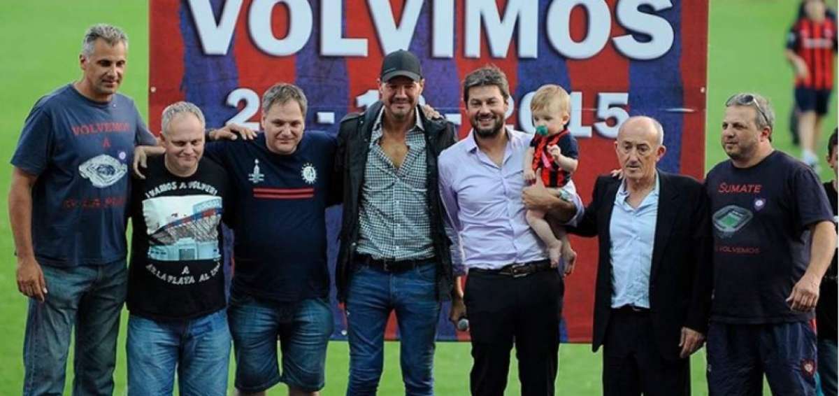 Los principales directivos del 'Cicl&oacute;n' celebraron el acuerdo que les permitir&aacute; volver a su popular barrio de Boedo.