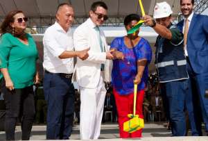 El presidente Daniel Noboa puso la primera piedra en el muelle