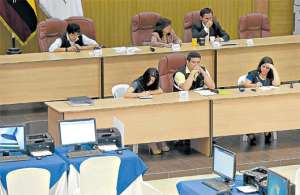 Los integrantes de la Junta Provincial Electoral iniciaron ayer la sesi&oacute;n, aunque no ten&iacute;an informaci&oacute;n que procesar. Foto: Lylibeth Coloma 