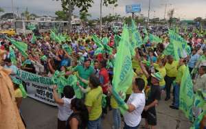 Decenas de simpatizantes se reunieron en la avenida 25 de julio, sur de Guayaquil. Foto: Eduardo Escobar / El Tel&eacute;grafo