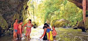 Los turistas tambi&eacute;n pueden aprovechar sus aguas termales, las cuales, seg&uacute;n los gu&iacute;as, tienen muchos minerales buenos para la salud. Foto: Fabricio Cruz / El Telegrafo
