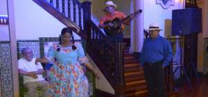 La interpretaci&oacute;n de los personajes montuvios estuvo a cargo de Andr&eacute;s Coello (derecha), director y cofundador del grupo, Abel Alvarado (centro) y Balbina Payne Delgado (izquierda), tambi&eacute;n cofundadora.