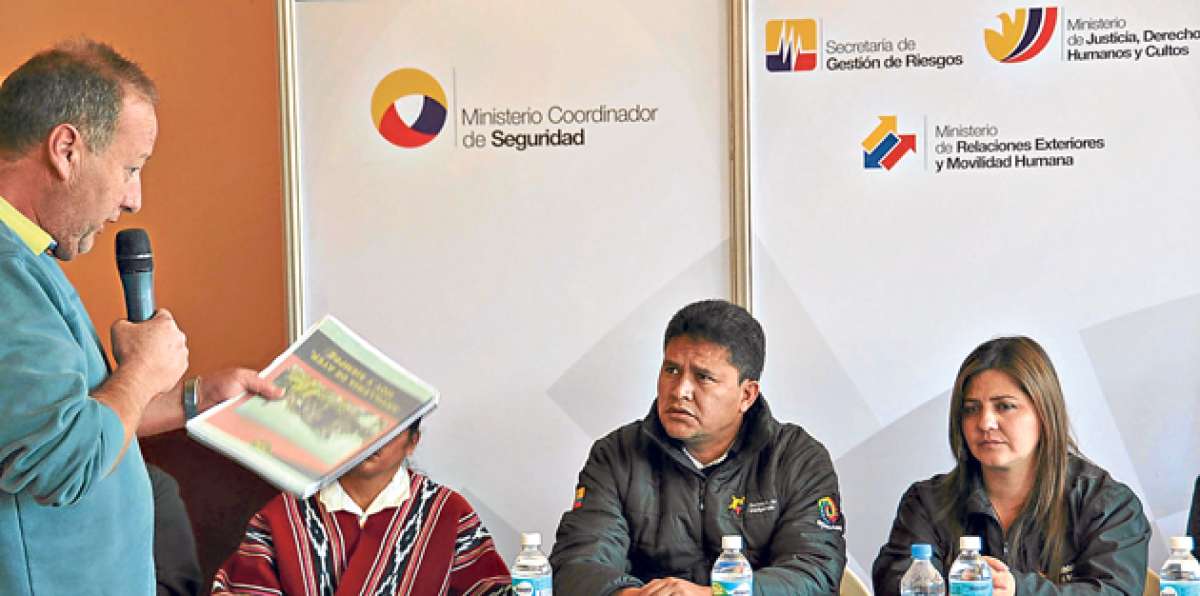 Rommy Vallejo (centro), titular de la Senain, particip&oacute; en un encuentro ciudadano en Archidona. Foto: Presidencia