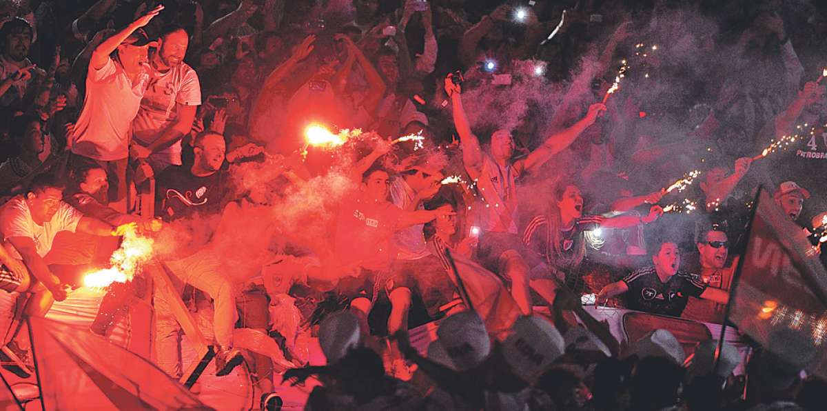 Los hinchas de River Plate celebran el t&iacute;tulo de la Copa Sudamericana en el tradicional barrio de N&uacute;&ntilde;ez. Foto: AFP